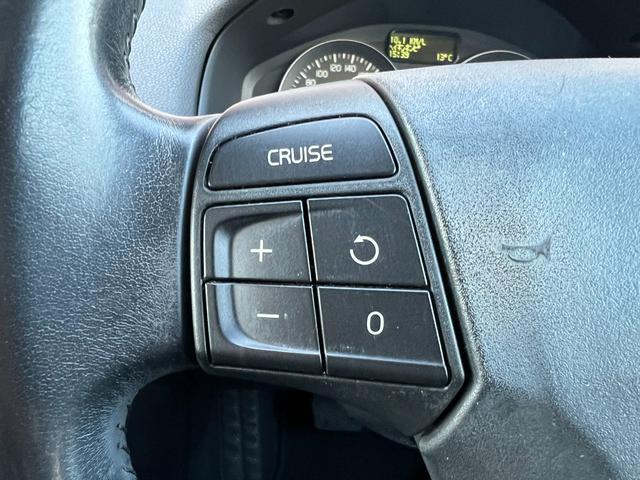 V50 2.0eアクティブプラス /後期型/本革電動シ-ト+ヒ-タ-/純正ナビ/バックカメラ/純正17AW/HID/フォグ/ETC/本革ステア/キ-レス/AUTOエアコン/MTモ-ド/クルコン/ル-フレ-ル/PVガラス/Tチェ-ン(30枚目)