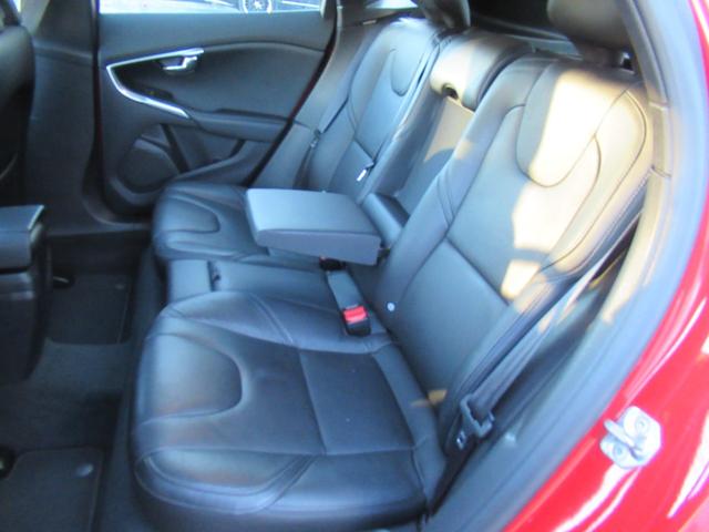 V40 T4 SE /検:2年付/走:4.9万km/セ-フティ-PKG/本革電動シ-ト+ヒ-タ-/純ナビ/Bカメラ/フルセグ/DVD/Bluetooth/純17AW/HID/ETC/革ステア/MTモ-ド/バイザ-/(11枚目)
