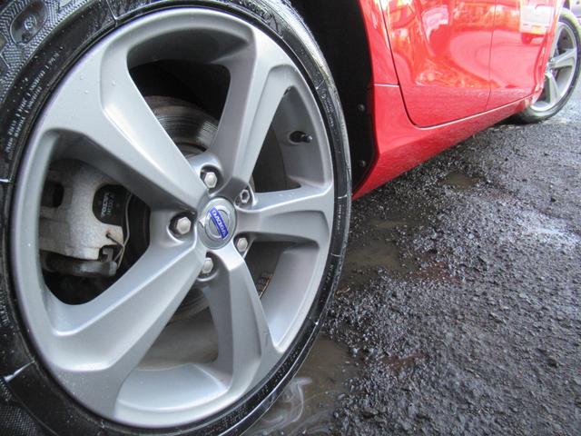 V40 T4 SE /検:2年付/走:4.9万km/セ-フティ-PKG/本革電動シ-ト+ヒ-タ-/純ナビ/Bカメラ/フルセグ/DVD/Bluetooth/純17AW/HID/ETC/革ステア/MTモ-ド/バイザ-/(20枚目)