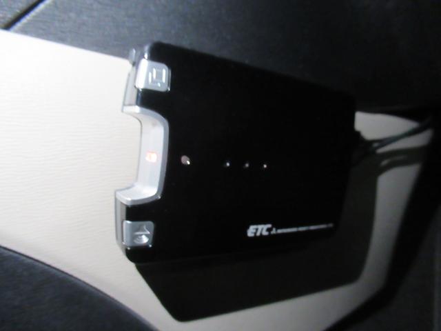 今では必需品のＥＴＣが装備されております♪ＥＴＣでないと受けられない恩恵もあり高速道路などの料金所もスムーズに通過出来るので便利です♪