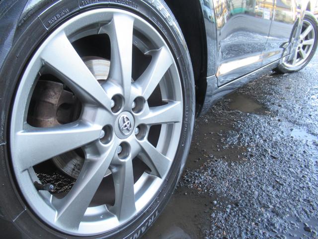 純正１７インチアルミホイールが装備されております♪ダスト汚れやガリ傷なども少なくキレイな状態です♪ボディーは背景が映り込む程艶やかでキレイな状態になっております♪