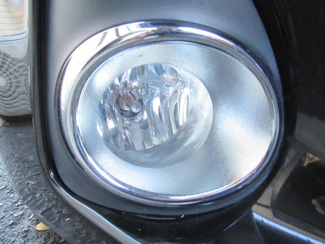 フロントフォグランプが装備されております♪夜の暗い道や雨天時など視界の悪い時に道を照らして視界を広げてくれるので装備されていると安心ですね♪