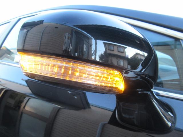 ウィンカーミラーが装備されております♪対向車への見やすさも考慮されており進行方向がアピールしやすいです♪見た目もシャープでカッコイイ装備ですよね♪
