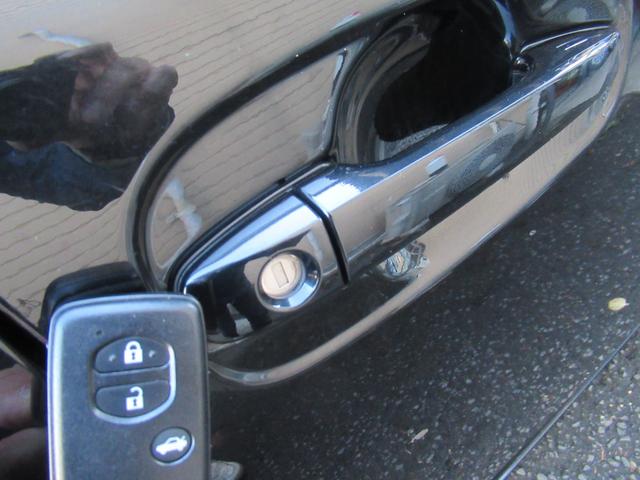 スマートキーが装備されておりますのでカバンやポケットの中など持っていればドアのロックやアンロック、エンジンスタートなどが可能です♪