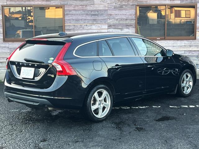 Ｖ６０ ドライブｅ　／走行：５．９万ｋｍ／タ－ボ／セ－フティ－ＰＫＧ／本革電動シ－ト＋ヒ－タ－／純ナビ／バックカメラ／フルセグ／ＤＶＤ／Ｂｌｕｅｔｏｏｔｈ／純１７ＡＷ／ＨＩＤ／ＥＴＣ／本革ステア／スマ－トキ－／（10枚目）