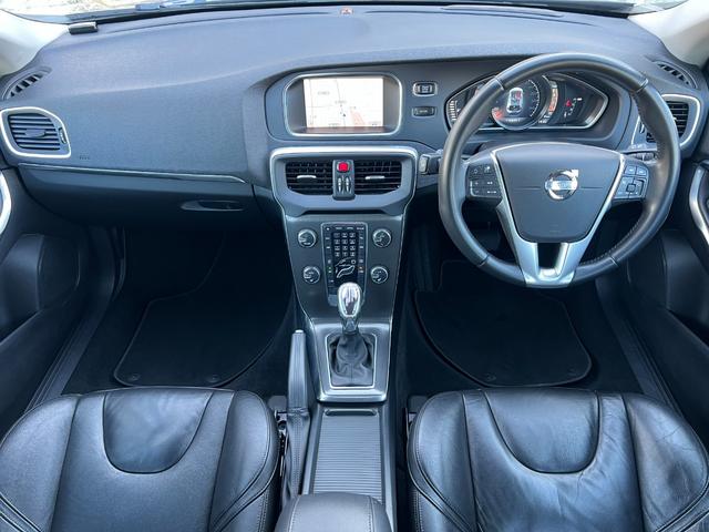 Ｖ４０ Ｔ４　ＳＥ　／検：２年付／記録簿５枚／走：５．８万ｋｍ／タ－ボ／セ－フティ－ＰＫＧ／本革電動シ－ト＋ヒ－タ－／純ナビ／Ｂカメラ／フルセグ／ＤＶＤ／Ｂｌｕｅｔｏｏｔｈ／ＥＴＣ／ＨＩＤ／純１７ＡＷ／革ステ／スマキ－／（8枚目）