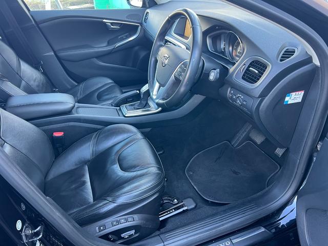 Ｖ４０ Ｔ４　ＳＥ　／検：２年付／記録簿５枚／走：５．８万ｋｍ／タ－ボ／セ－フティ－ＰＫＧ／本革電動シ－ト＋ヒ－タ－／純ナビ／Ｂカメラ／フルセグ／ＤＶＤ／Ｂｌｕｅｔｏｏｔｈ／ＥＴＣ／ＨＩＤ／純１７ＡＷ／革ステ／スマキ－／（9枚目）