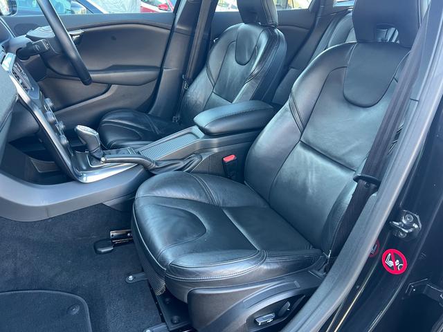 Ｖ４０ Ｔ４　ＳＥ　／検：２年付／記録簿５枚／走：５．８万ｋｍ／タ－ボ／セ－フティ－ＰＫＧ／本革電動シ－ト＋ヒ－タ－／純ナビ／Ｂカメラ／フルセグ／ＤＶＤ／Ｂｌｕｅｔｏｏｔｈ／ＥＴＣ／ＨＩＤ／純１７ＡＷ／革ステ／スマキ－／（10枚目）