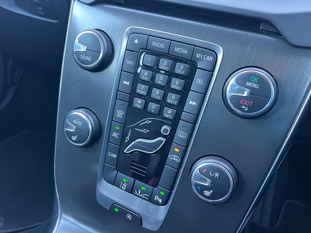 Ｖ４０ Ｔ４　ＳＥ　／検：２年付／記録簿５枚／走：５．８万ｋｍ／タ－ボ／セ－フティ－ＰＫＧ／本革電動シ－ト＋ヒ－タ－／純ナビ／Ｂカメラ／フルセグ／ＤＶＤ／Ｂｌｕｅｔｏｏｔｈ／ＥＴＣ／ＨＩＤ／純１７ＡＷ／革ステ／スマキ－／（32枚目）