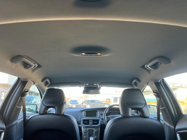 Ｖ４０ Ｔ４　ＳＥ　／検：２年付／記録簿５枚／走：５．８万ｋｍ／タ－ボ／セ－フティ－ＰＫＧ／本革電動シ－ト＋ヒ－タ－／純ナビ／Ｂカメラ／フルセグ／ＤＶＤ／Ｂｌｕｅｔｏｏｔｈ／ＥＴＣ／ＨＩＤ／純１７ＡＷ／革ステ／スマキ－／（39枚目）