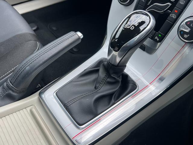 Ｖ４０ Ｔ４　ＳＥ　／走行：６．３万ｋｍ／タ－ボ／セ－フティ－ＰＫＧ／純ナビ／Ｂカメラ／フルセグ／ＤＶＤ／Ｂｌｕｅｔｏｏｔｈ／ＥＴＣ／ＨＩＤ／純１７ＡＷ／シ－トヒ－タ－／革巻ステア／キ－レス／リアスポ／ドアバイザ－（32枚目）