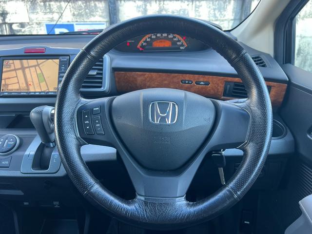 フリード Ｇ　エアロ　ジャストセレクション　／記録簿８枚／純正ＨＤＤナビ／バックカメラ／ワンセグ／ＤＶＤ／Ｍサ－バ－／左側電動スライド／純１５ＡＷ／ＨＩＤ／ＥＴＣ／革巻ステア／キ－レス／ＡＵＴＯエアコン／バイザ－／ＰＶガラス／Ｔチェ－ン（18枚目）