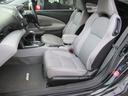 シートはホールド感のあるスポーツシート♪クッション性も良く座り心地も良好です♪センターにはドリンクホルダーも装備されております♪