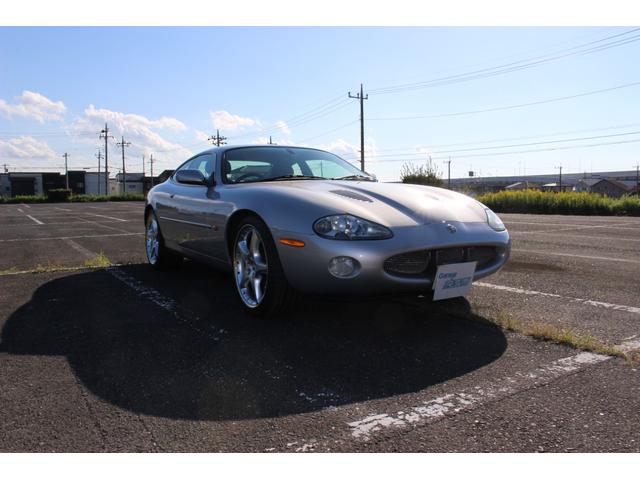 ＸＫ ＸＫＲシルバーストーン　日本限定５０台　４．０ＬＶ８　スーパーチャージド　専用ＢＢＳ２０インチ　専用強化サスペンション・ブレンボブレーキ　ブラックコノリーレザー・バーウオルナットウッドパネル　ルーフ張替済　取説・記録簿　委託（5枚目）