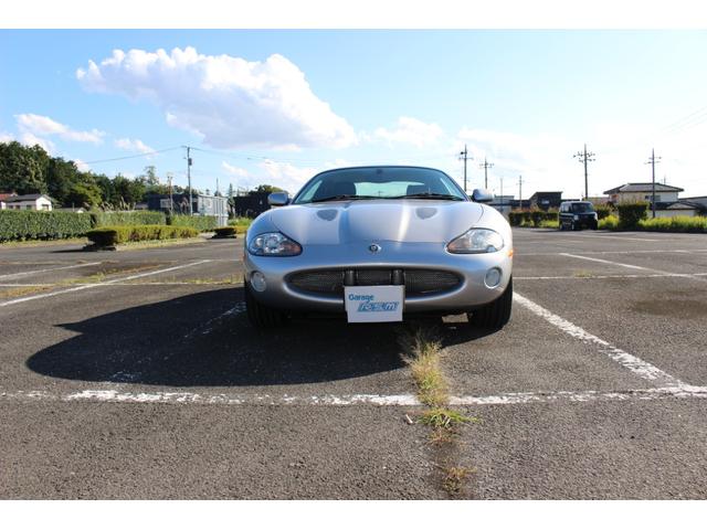 ＸＫ ＸＫＲシルバーストーン　日本限定５０台　４．０ＬＶ８　スーパーチャージド　専用ＢＢＳ２０インチ　専用強化サスペンション・ブレンボブレーキ　ブラックコノリーレザー・バーウオルナットウッドパネル　ルーフ張替済　取説・記録簿　委託（6枚目）