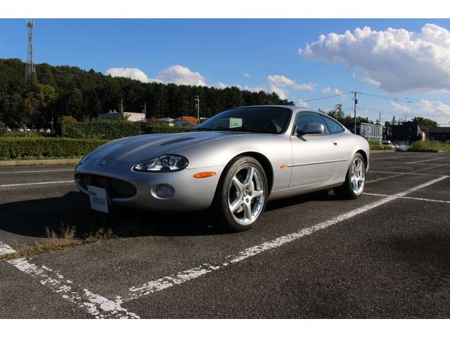 ＸＫ ＸＫＲシルバーストーン　日本限定５０台　４．０ＬＶ８　スーパーチャージド　専用ＢＢＳ２０インチ　専用強化サスペンション・ブレンボブレーキ　ブラックコノリーレザー・バーウオルナットウッドパネル　ルーフ張替済　取説・記録簿　委託（7枚目）