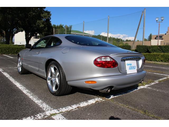 ＸＫ ＸＫＲシルバーストーン　日本限定５０台　４．０ＬＶ８　スーパーチャージド　専用ＢＢＳ２０インチ　専用強化サスペンション・ブレンボブレーキ　ブラックコノリーレザー・バーウオルナットウッドパネル　ルーフ張替済　取説・記録簿　委託（9枚目）