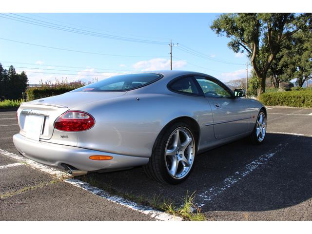 ＸＫ ＸＫＲシルバーストーン　日本限定５０台　４．０ＬＶ８　スーパーチャージド　専用ＢＢＳ２０インチ　専用強化サスペンション・ブレンボブレーキ　ブラックコノリーレザー・バーウオルナットウッドパネル　ルーフ張替済　取説・記録簿　委託（11枚目）