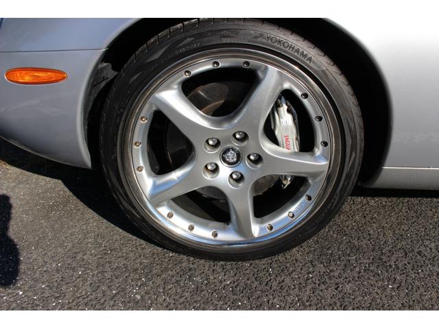 ＸＫ ＸＫＲシルバーストーン　日本限定５０台　４．０ＬＶ８　スーパーチャージド　専用ＢＢＳ２０インチ　専用強化サスペンション・ブレンボブレーキ　ブラックコノリーレザー・バーウオルナットウッドパネル　ルーフ張替済　取説・記録簿　委託（13枚目）