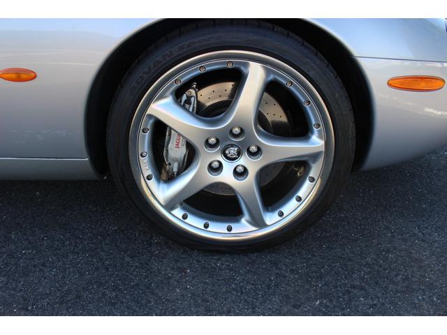ＸＫ ＸＫＲシルバーストーン　日本限定５０台　４．０ＬＶ８　スーパーチャージド　専用ＢＢＳ２０インチ　専用強化サスペンション・ブレンボブレーキ　ブラックコノリーレザー・バーウオルナットウッドパネル　ルーフ張替済　取説・記録簿　委託（14枚目）