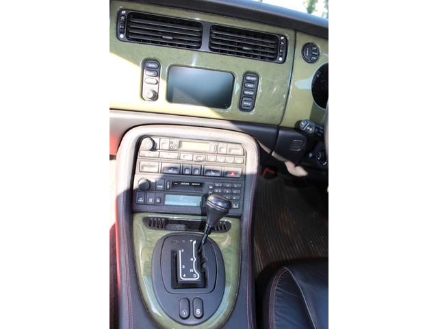 ＸＫ ＸＫＲシルバーストーン　日本限定５０台　４．０ＬＶ８　スーパーチャージド　専用ＢＢＳ２０インチ　専用強化サスペンション・ブレンボブレーキ　ブラックコノリーレザー・バーウオルナットウッドパネル　ルーフ張替済　取説・記録簿　委託（41枚目）