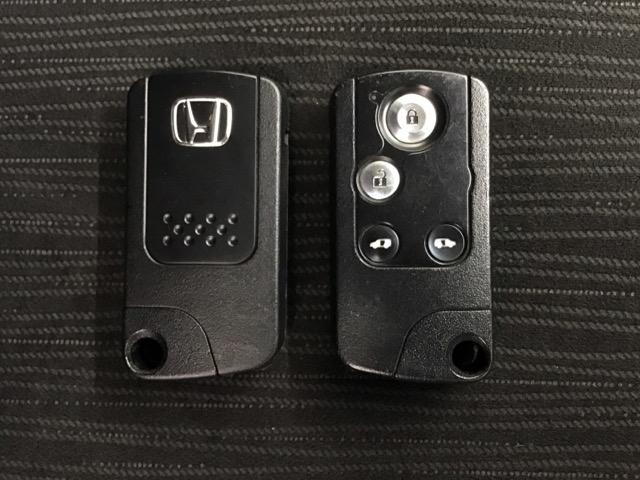 フリードハイブリッド ジャストセレクション　ホンダ認定中古車　社外ドラレコ前後　ナビテレビ　セキュリティー　横滑り防止機能　記録簿　オートクルーズ　地デジ　エアバック　ウォークスルー　ＤＶＤ再生可能　キーレスエントリー　ＰＳ　ＥＴＣ　３列（17枚目）