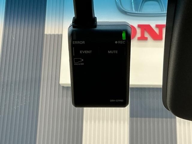 オデッセイハイブリッド ｅ：ＨＥＶアブソルート・ＥＸ　ホンダ認定中古車　純正ドラレコ前後　レザーシート　パワーゲート　クルコン　クリアランスソナー　パワ－シ－ト　両側自動スライドドア　オートライト　Ｒカメラ　スマートキー　オットマン　エアバック　ＥＴＣ（6枚目）