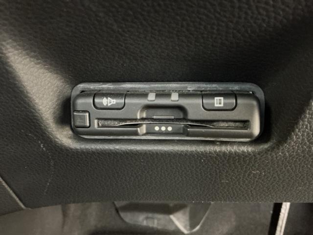 フィット ホーム　ホンダ認定中古車　純正ナビ　ＬＥＤライト　ワンオーナー　リアカメ　オートライト　クリアランスソナー　フルセグＴＶ　記録簿付　エアバッグ　ｉストップ　スマ－トキ－　盗難防止装置　ＥＴＣ車載器　ＤＶＤ（8枚目）