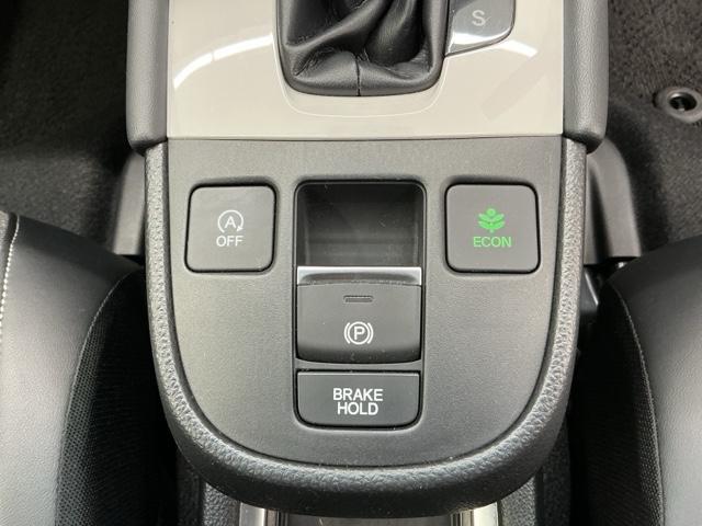 フィット ホーム　ホンダ認定中古車　純正ナビ　ＬＥＤライト　ワンオーナー　リアカメ　オートライト　クリアランスソナー　フルセグＴＶ　記録簿付　エアバッグ　ｉストップ　スマ－トキ－　盗難防止装置　ＥＴＣ車載器　ＤＶＤ（9枚目）