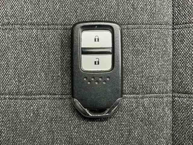 フィット ｅ：ＨＥＶホーム　ホンダ認定中古車　純正ドラレコ前　ＬＥＤ　前後誤発進抑制機能　クリソナ　助手席エアバッグ　運転席エアバッグ　１オナ　アイドリングストップ　ＵＳＢ接続　バックカメラ　ＡＢＳ　サイドエアバッグ　ＤＶＤ再生（18枚目）