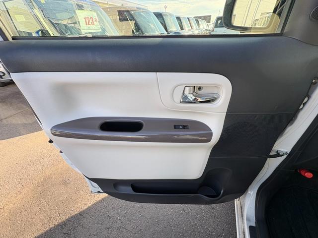 ムーヴキャンバス Ｇメイクアップリミテッド　ＳＡＩＩＩ　純正ナビ　Ｂｌｕｅｔｏｏｔｈオーディオ　両側パワースライドドア　ＥＴＣ　アラウンドビューモニター　ブレーキサポート　アイドリングストップ　フルセグテレビ　ステアリングリモコン　オートライト（53枚目）