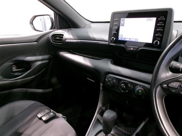 ヤリス Ｘ　４ＷＤ　メモリーナビ　ミュージックプレイヤー接続可　バックカメラ　衝突被害軽減システム　ＥＴＣ　記録簿（10枚目）