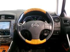 ステアリングスイッチ付き。前方から目を離すことなく操作することが可能です。 5