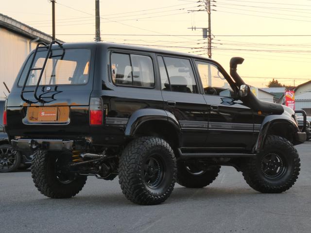 ランドクルーザー８０ ＶＸリミテッド　中期型　全塗装済　背面レス　ＡＲＢバンパー　５インチリフトアップ　輸出用角目四灯　ラグナ１６インチＡＷ　サファリシュノーケル　オールドマンエミューステダン　サクソンマフラー　リアラダー　社外スピーカー（2枚目）