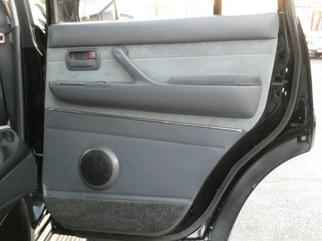 ランドクルーザー８０ ＶＸリミテッド　中期型　全塗装済　背面レス　ＡＲＢバンパー　５インチリフトアップ　輸出用角目四灯　ラグナ１６インチＡＷ　サファリシュノーケル　オールドマンエミューステダン　サクソンマフラー　リアラダー　社外スピーカー（15枚目）