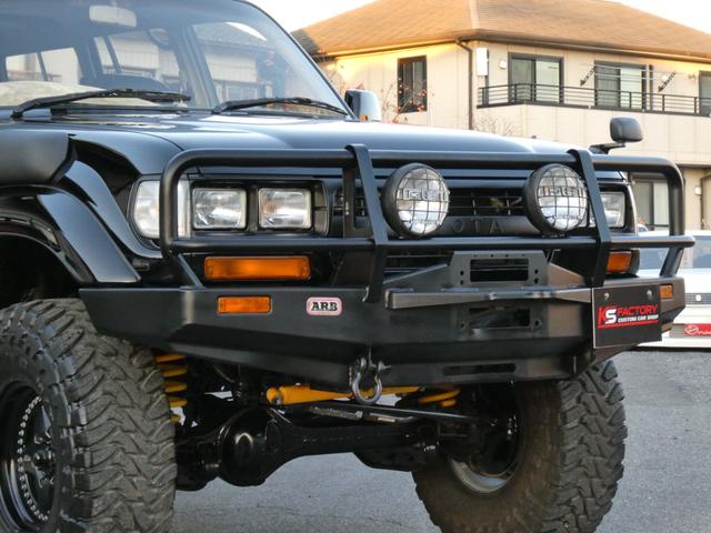 ランドクルーザー８０ ＶＸリミテッド　中期型　全塗装済　背面レス　ＡＲＢバンパー　５インチリフトアップ　輸出用角目四灯　ラグナ１６インチＡＷ　サファリシュノーケル　オールドマンエミューステダン　サクソンマフラー　リアラダー　社外スピーカー（40枚目）