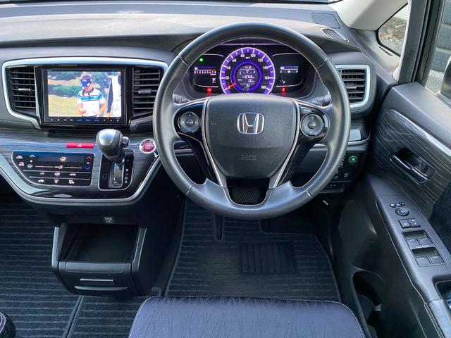 オデッセイ アブソルート・２０ｔｈアニバーサリー　純正ナビ／純正リア席モニター／フルセグＴＶ／バックカメラ／両側電動スライドドア／専用コンビシート／運転席８ウェイパワーシート／ＬＥＤヘッドライト／フォグライト／コンフォートビューパッケージ／ＥＴＣ（3枚目）