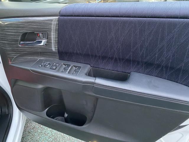 オデッセイ アブソルート・２０ｔｈアニバーサリー　純正ナビ／純正リア席モニター／フルセグＴＶ／バックカメラ／両側電動スライドドア／専用コンビシート／運転席８ウェイパワーシート／ＬＥＤヘッドライト／フォグライト／コンフォートビューパッケージ／ＥＴＣ（37枚目）