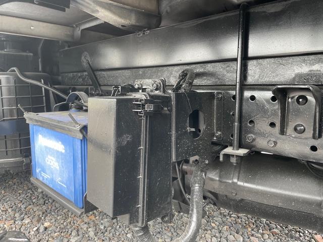 2t 平ボディ 全低床 左電動格ミラー 6速 NOx・PM適合車(26枚目)