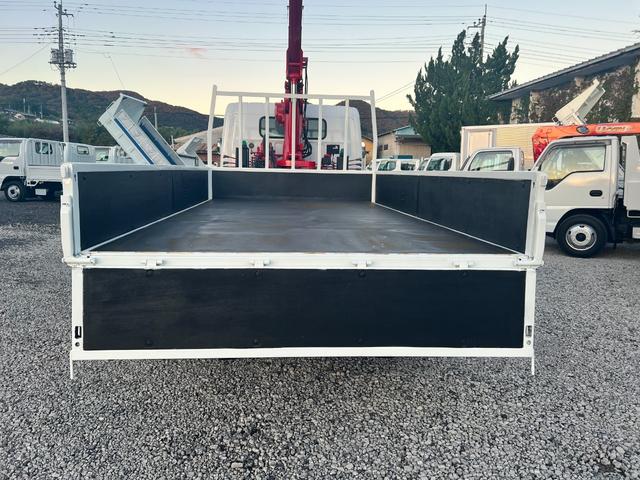 キャンター  3段 クレーン付き 5速マニュアル ラジコン付き 平ボディ 3段クレーン・フックイン2.63t吊り クレーン型式URU263N  全塗装済み 積載2000kg 荷台寸法長さ 369cm 幅 199cm(30枚目)