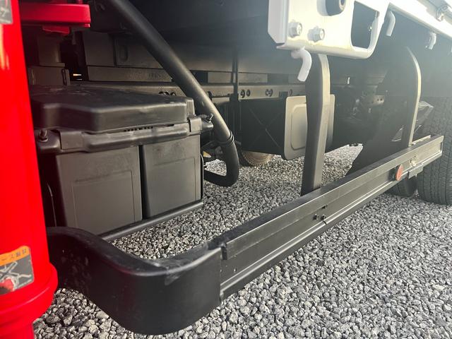 キャンター  3段 クレーン付き 5速マニュアル ラジコン付き 平ボディ 3段クレーン・フックイン2.63t吊り クレーン型式URU263N  全塗装済み 積載2000kg 荷台寸法長さ 369cm 幅 199cm(47枚目)