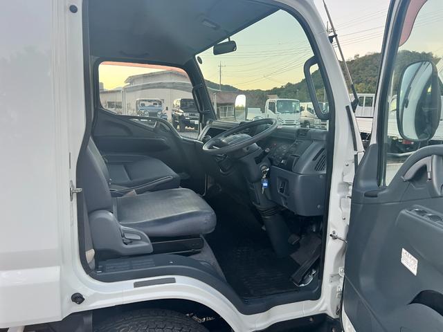 キャンター  3段 クレーン付き 5速マニュアル ラジコン付き 平ボディ 3段クレーン・フックイン2.63t吊り クレーン型式URU263N  全塗装済み 積載2000kg 荷台寸法長さ 369cm 幅 199cm(62枚目)