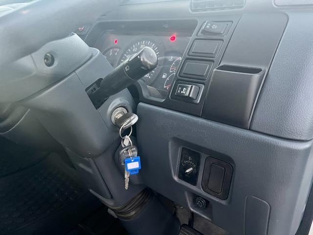 キャンター  3段 クレーン付き 5速マニュアル ラジコン付き 平ボディ 3段クレーン・フックイン2.63t吊り クレーン型式URU263N  全塗装済み 積載2000kg 荷台寸法長さ 369cm 幅 199cm(63枚目)