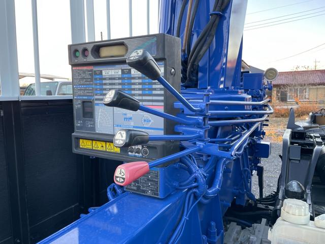ファイター 　２．７ｔ　４段クレーン付き　　平ボディロング　　ラジコン付き　左電動格ミラー　　架装メーカータダノ　フックインあり　６速マニュアル　　クレーンの型式ＺＥ３０４ＨＲＮ　全塗装済みトラック（8枚目）