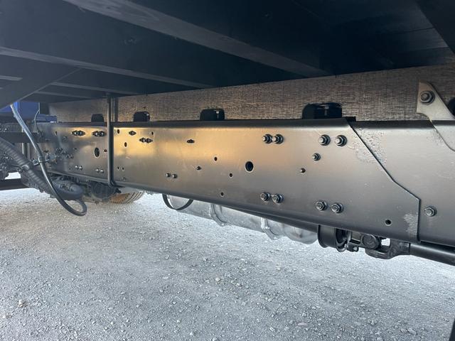 ファイター 　２．７ｔ　４段クレーン付き　　平ボディロング　　ラジコン付き　左電動格ミラー　　架装メーカータダノ　フックインあり　６速マニュアル　　クレーンの型式ＺＥ３０４ＨＲＮ　全塗装済みトラック（39枚目）