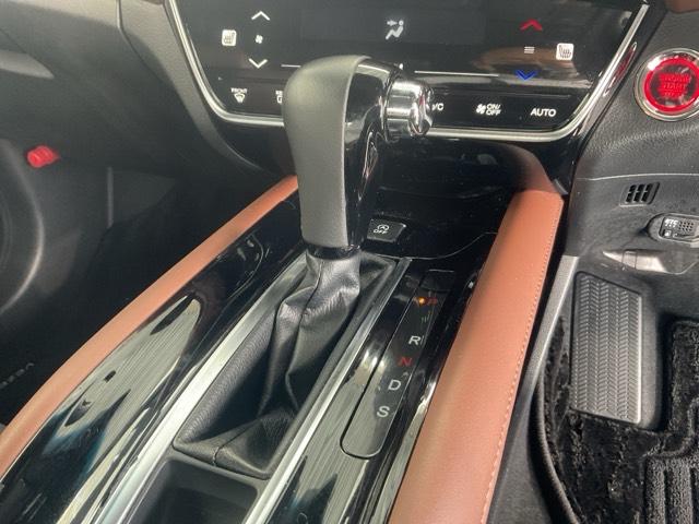 ヴェゼル ツーリング・ホンダセンシング　チタニア・雹害現状販売車　ＶＳＡ　盗難防止システム　オートエアコン　ナビＴＶ　ＬＥＤ　禁煙車　シートヒーター　フルセグ　ＤＶＤ再生　ＰＳ　ＡＢＳ　サイドエアバック　スマートキーシステム　ＥＴＣ　ターボ（18枚目）