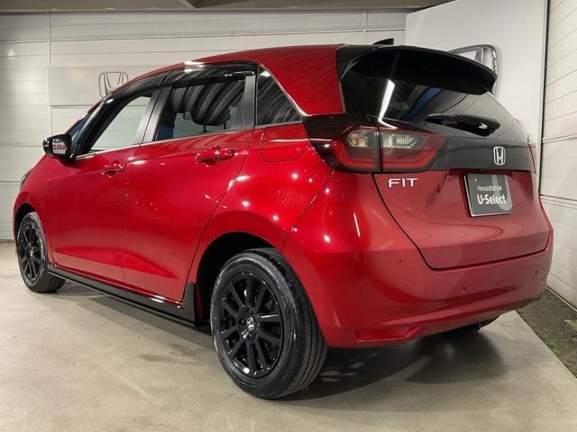 フィット ｅ：ＨＥＶホームブラックスタイル　【当社デモカー】【チタニア施工済み車】　ＶＳＡ　クルコン　スマ－トキ－　サイドエアバッグ　ＬＥＤ　ＡＡＣ　クリアランスソナー　バックカメラ　衝突被害軽減システム　ＥＴＣ　フルセグ　禁煙　ＡＢＳ　ＤＶＤ（8枚目）