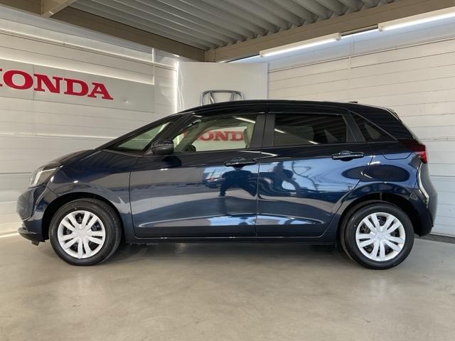 フィット e:HEVホーム ・当社デモカー・前後ドラレコ装着車 前後誤発進抑制機能 クリソナ 助手席エアバッグ 運転席エアバッグ 1オナ シートヒーター アイドリングストップ 禁煙 LEDライト バックカメラ ABS DVD再生(5枚目)