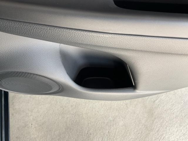 フィット e:HEVホーム ・当社デモカー・前後ドラレコ装着車 前後誤発進抑制機能 クリソナ 助手席エアバッグ 運転席エアバッグ 1オナ シートヒーター アイドリングストップ 禁煙 LEDライト バックカメラ ABS DVD再生(40枚目)