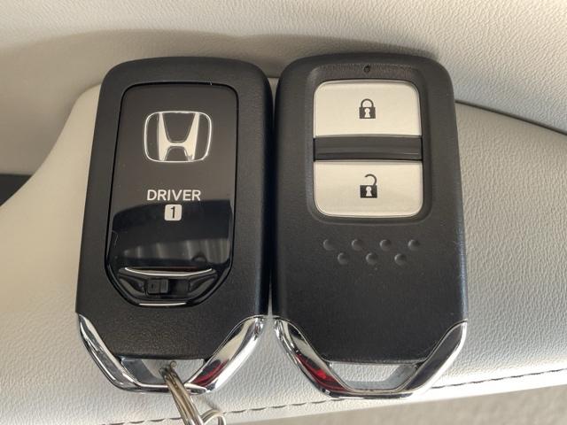 フィット e:HEVホーム ・当社デモカー・前後ドラレコ装着車 前後誤発進抑制機能 クリソナ 助手席エアバッグ 運転席エアバッグ 1オナ シートヒーター アイドリングストップ 禁煙 LEDライト バックカメラ ABS DVD再生(49枚目)